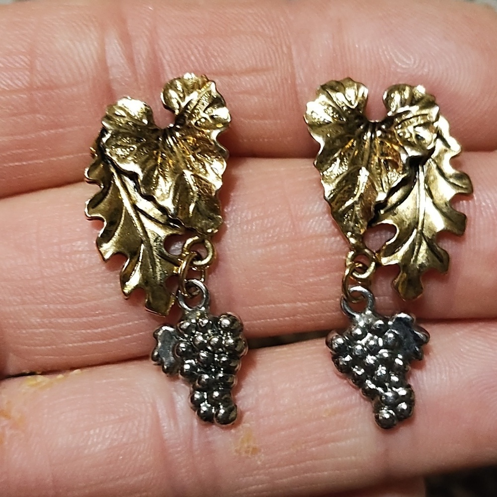 VINTAGE GOLD-TONE LEAF SILVER-TONE CLUSTERED GRAPES DANGLE POST 1.3" EARRINGS